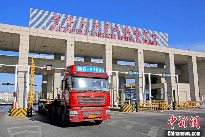 公路貨運車輛從烏魯木齊多式聯運中心駛出。　烏魯木齊國際陸港區提供