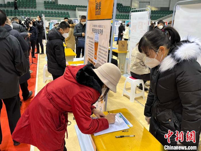 本次招聘會共促成1200余名求職群眾與企業達成就業意向。　新疆人力資源和社會保障廳提供