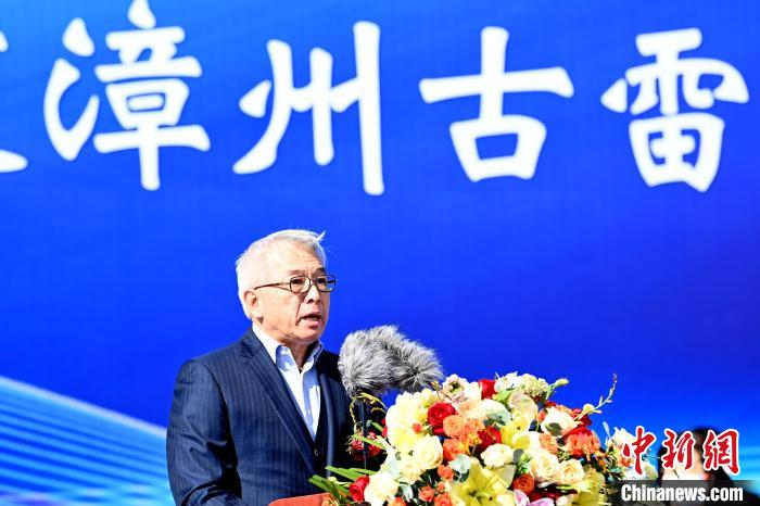 福建古雷石化有限公司董事長吳亦圭介紹項目建設及投產情況。　張金川 攝