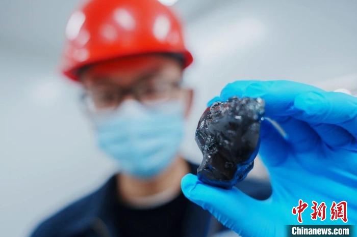 “龍焰一號”等離子體高溫熔融工程樣機(jī)成功實現(xiàn)首爐玻璃體出料。　中核同創(chuàng)供圖