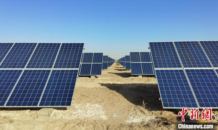 2023年1月17日，溫暖的陽光下，哈密荒漠地帶的光伏發(fā)電企業(yè)正在發(fā)電?！O永杰 攝